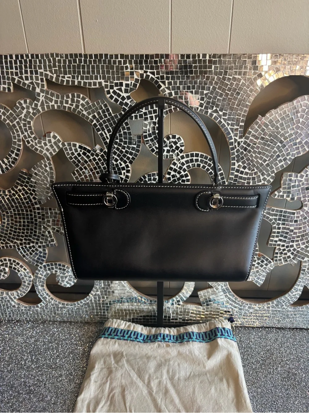 🌟Tory Burch Lee Radziwill Black Satchel Bag white White Lining⭐️